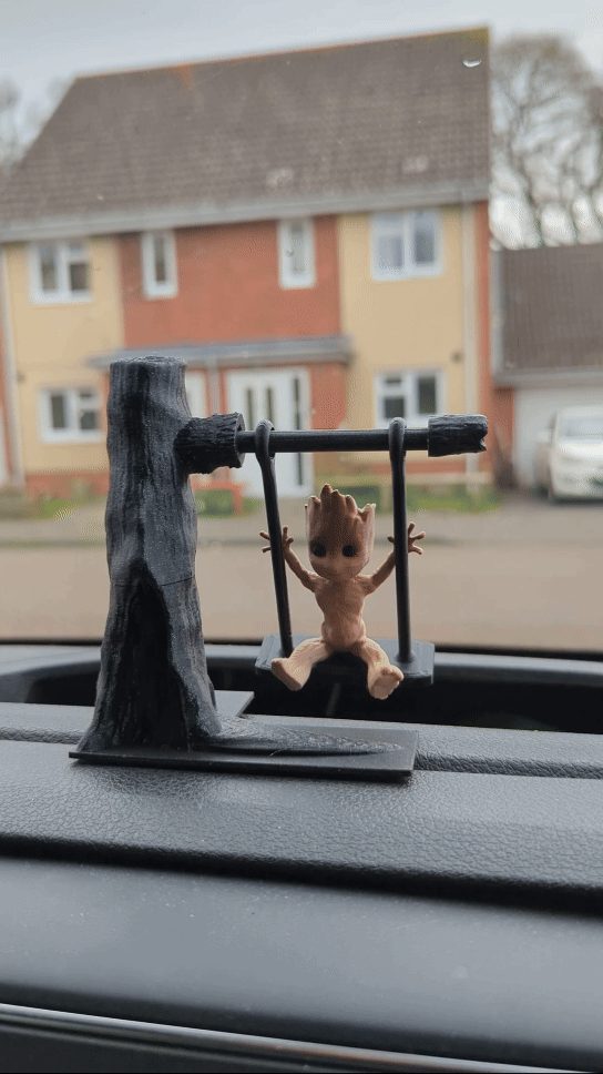 Baby Groot Swing Car dashboard toy — vue 1