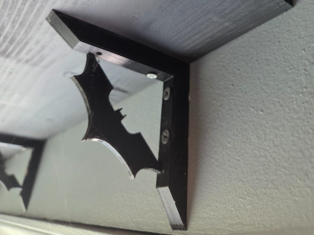 Batman Logo Shelf Bracket — vue 1
