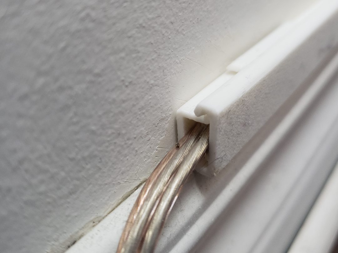 Bottom Wall plate discreet wire hider / cable tray — vue 1