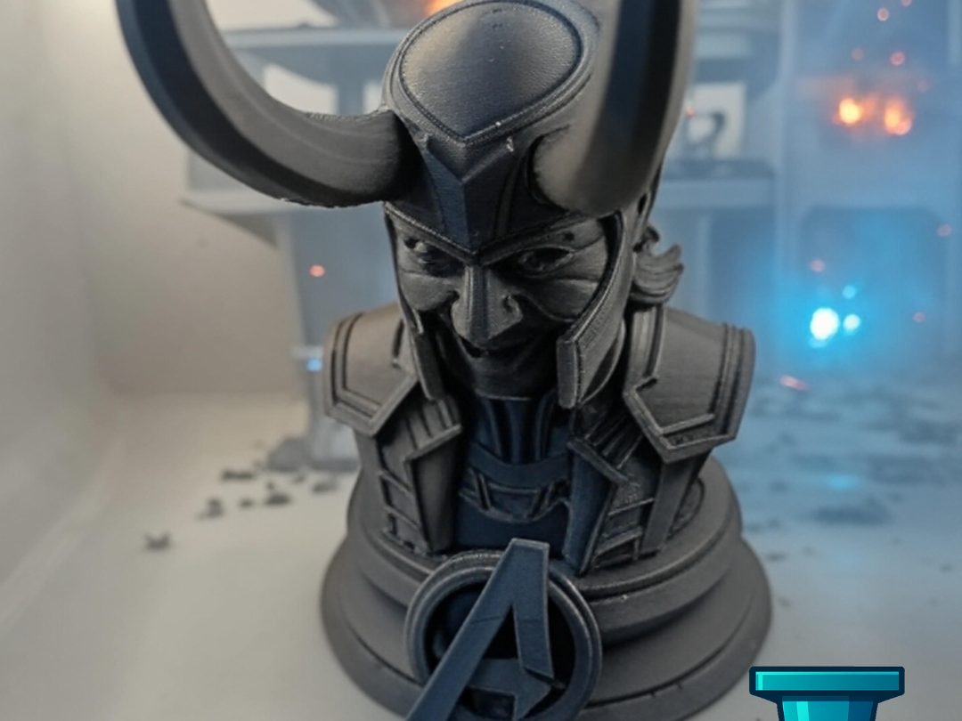 Buste Loki sourire malicieux — vue 1