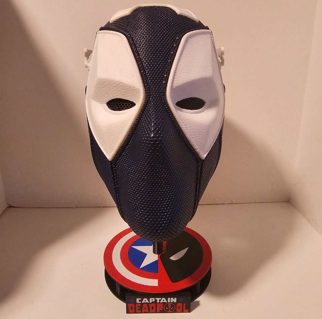 Captain Pool Helmet Stand w/ changeable faces — vue 1