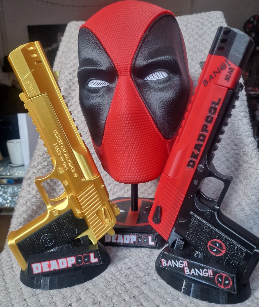 Deadpool Desert Eagle Display Stand — vue 1