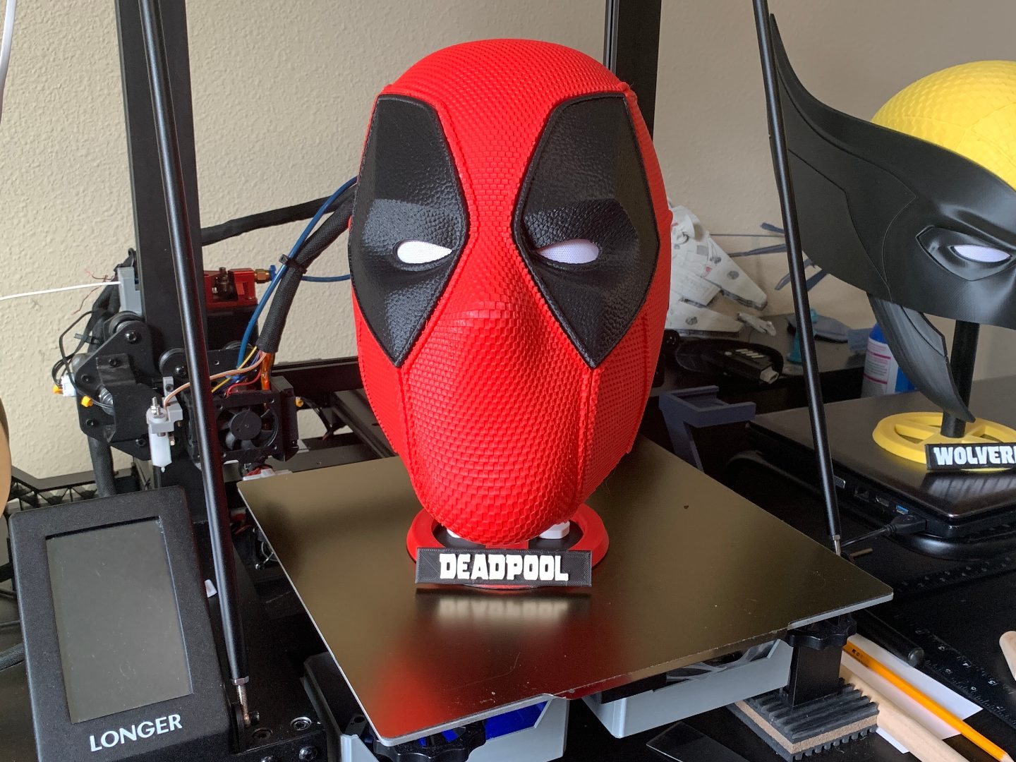 Deadpool Helmet stand — vue 1