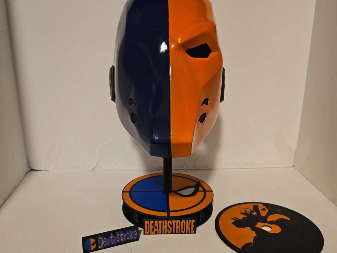 Deathstroke Helmet Stand w/changeable face plates — vue 1