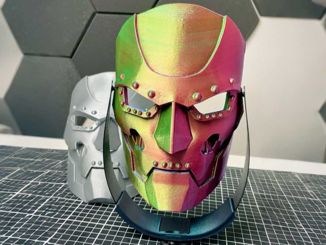 Dr. Doom Mask with Adjustable Strap — vue 1