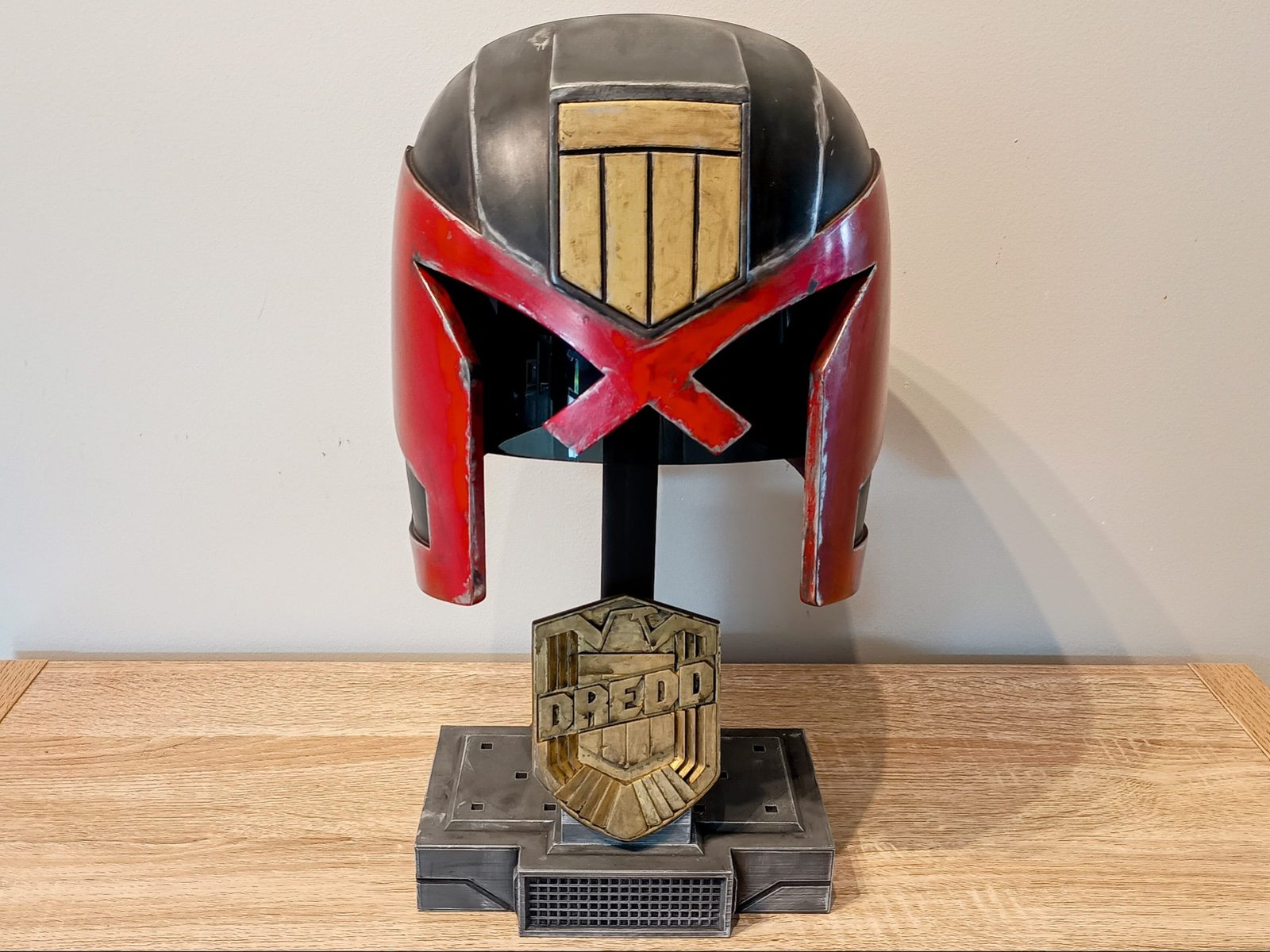 DREDD 2012 Helmet & Badge Display Stand — vue 1