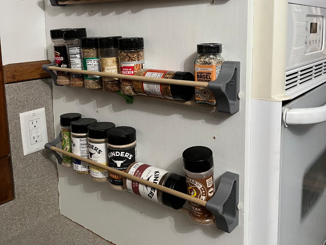 FractMod Dowel Based Spice Rack System — vue 1