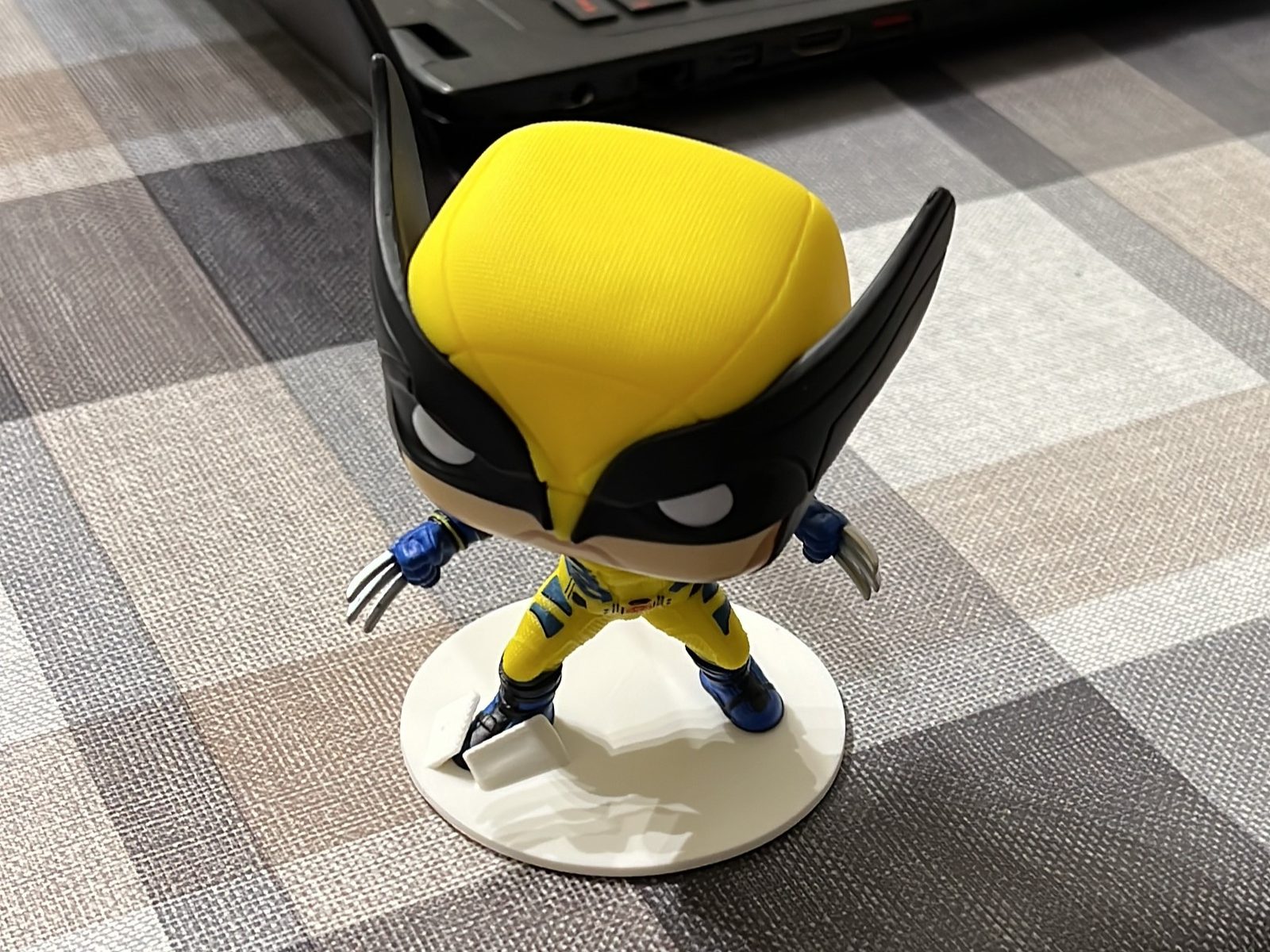 Funko Pop stand with foot lock — vue 1