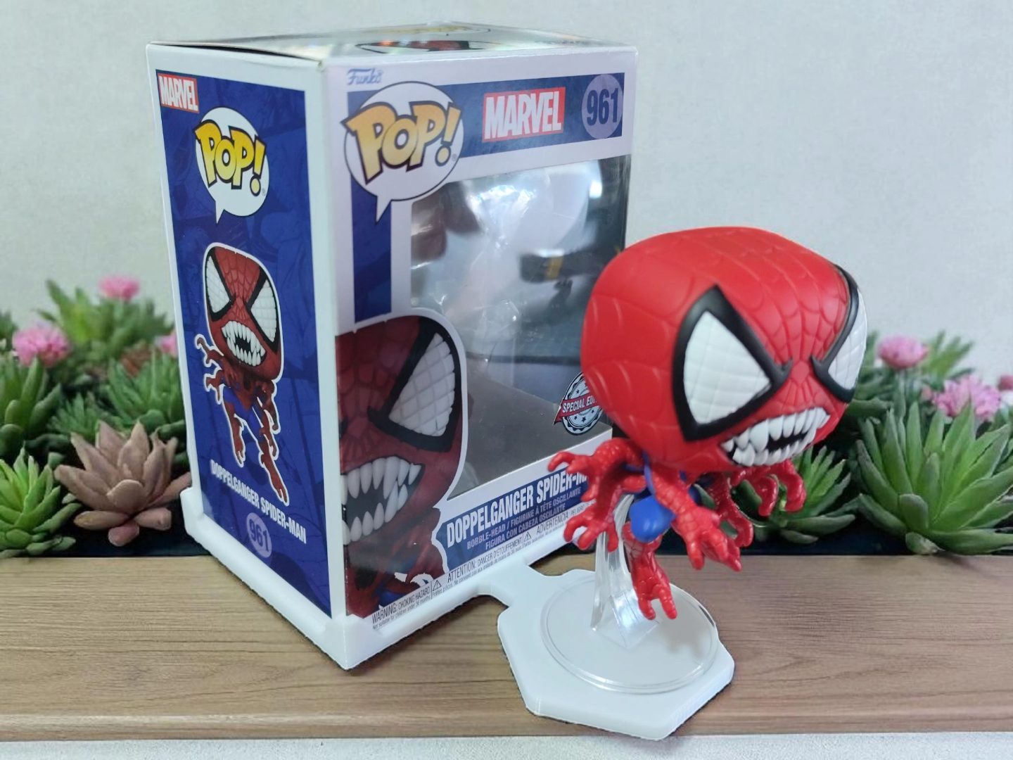 Funko Pop – Stand with Separate Box and Figure — vue 1