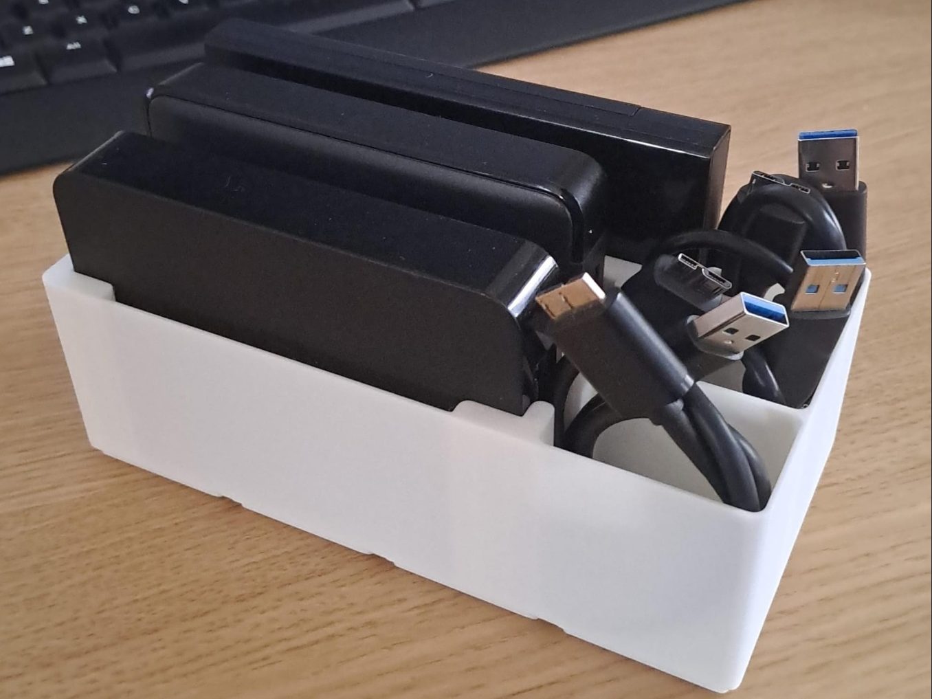 Gridfinity 2x4 h8 3x Hard Disks and cable holder — vue 1