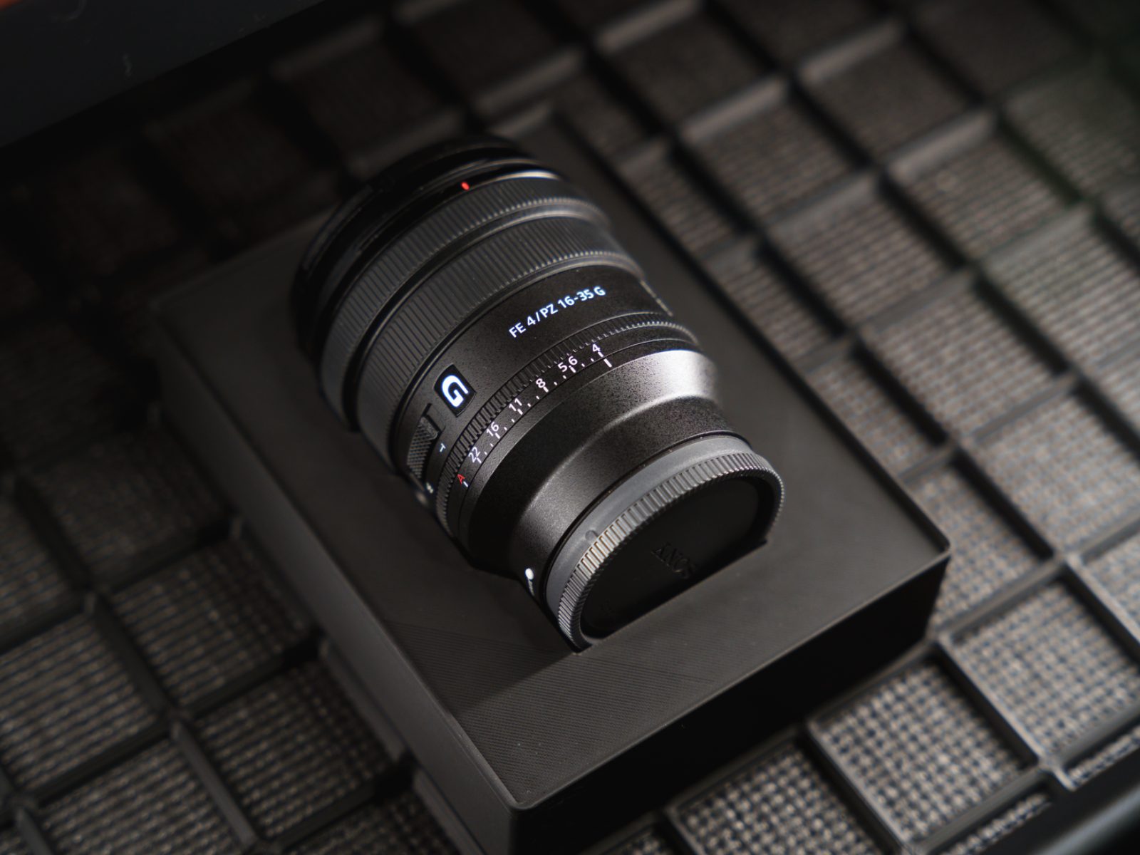 Gridfinity Sony 16-35mm F4 PZ Lens Display — vue 1