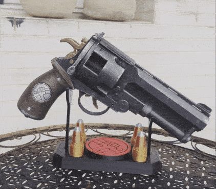 Hellboy Good Samaritan Revolver Prop — vue 1