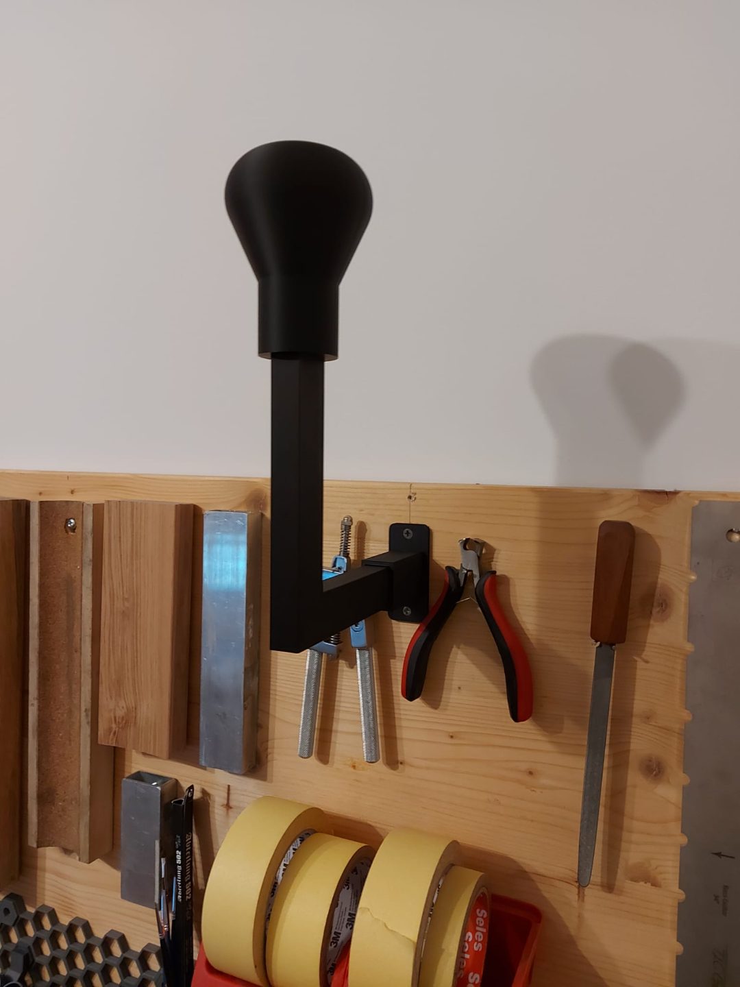 Helmet/Mask wall stand straight — vue 1