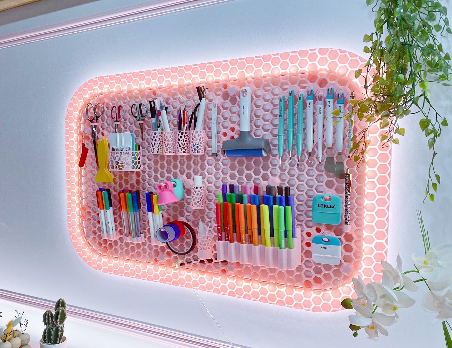 Honeycomb storage wall with LED (HSW) — vue 1