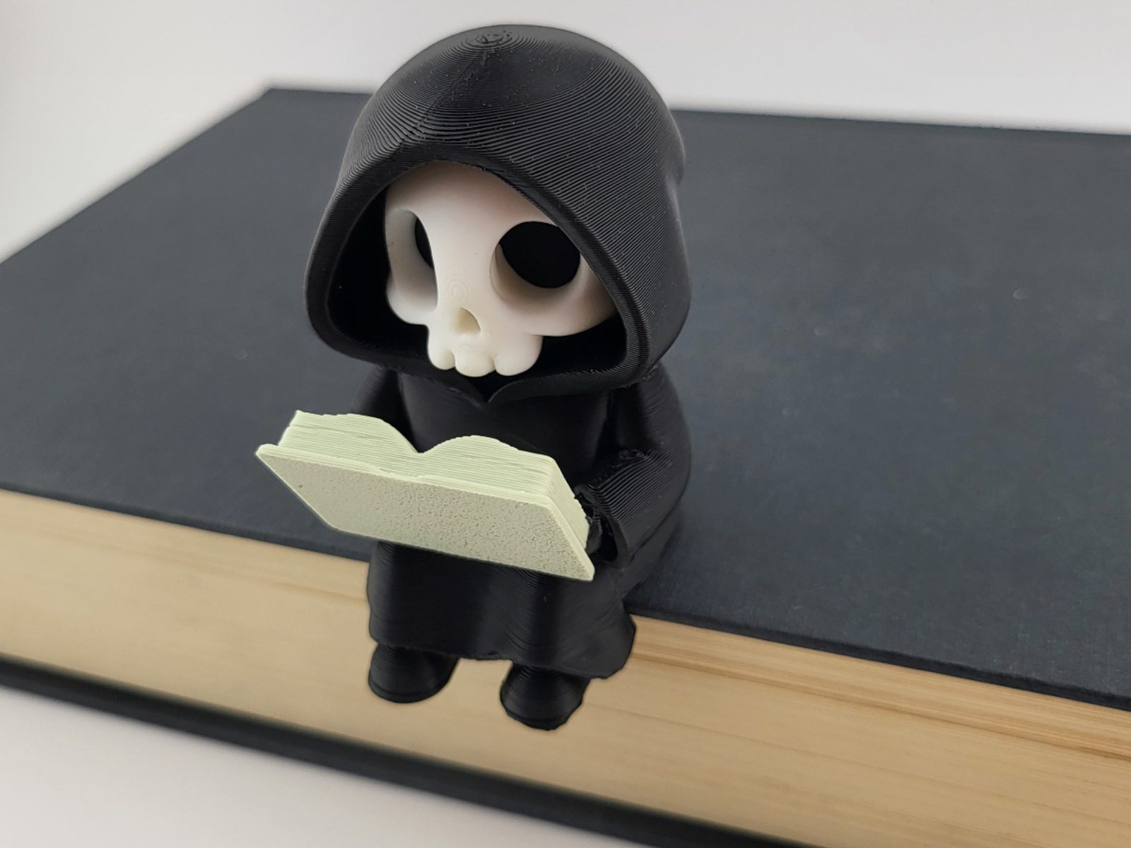 Kawaii Grim Reaper Reading Book Spooky 3D Printed — vue 1