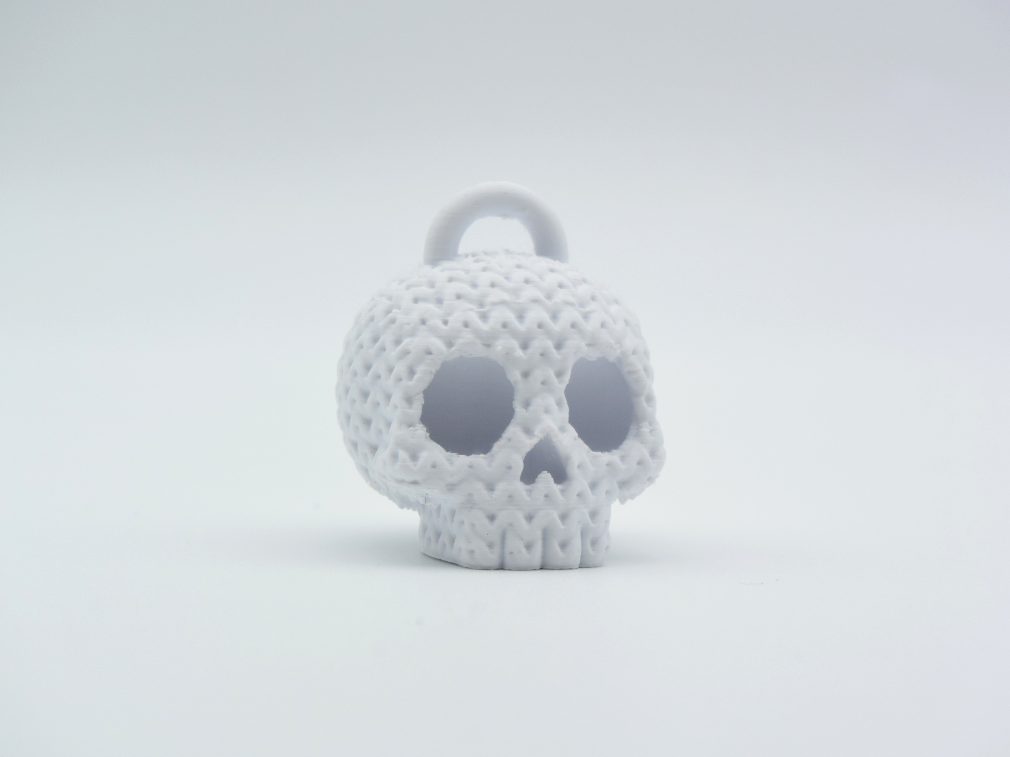 Knitted Halloween Skull Keychain — vue 1