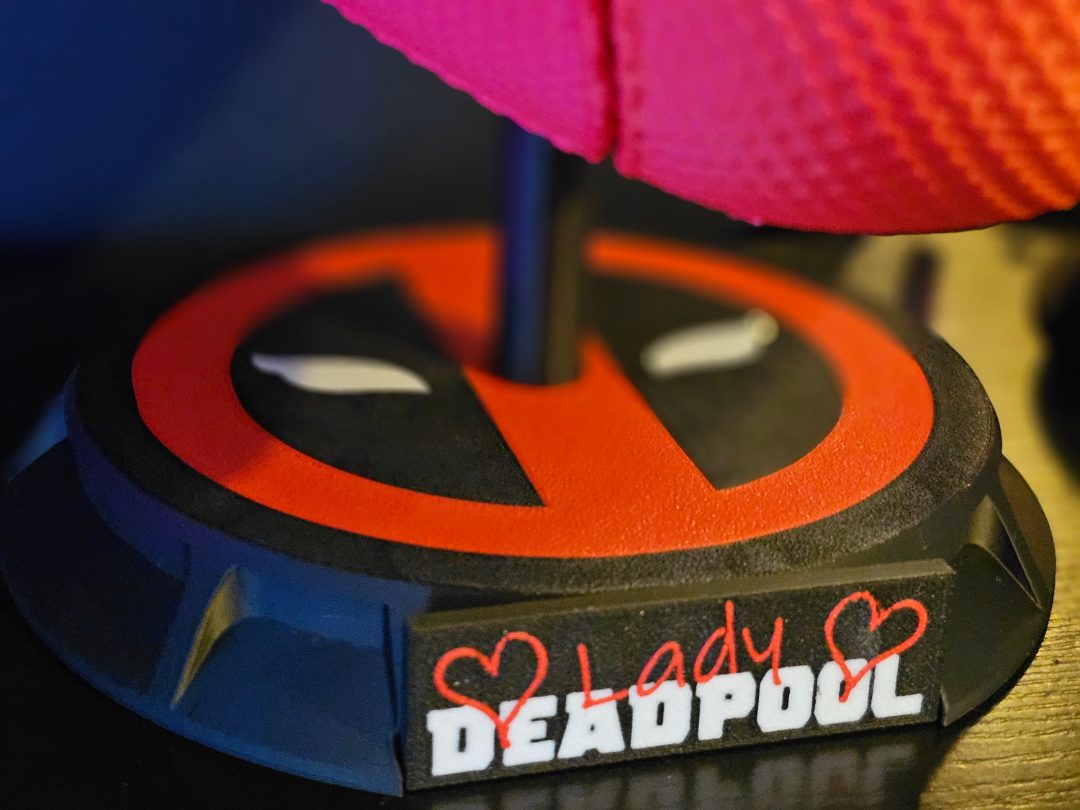 Lady Deadpool Mask Helmet Stand — vue 1