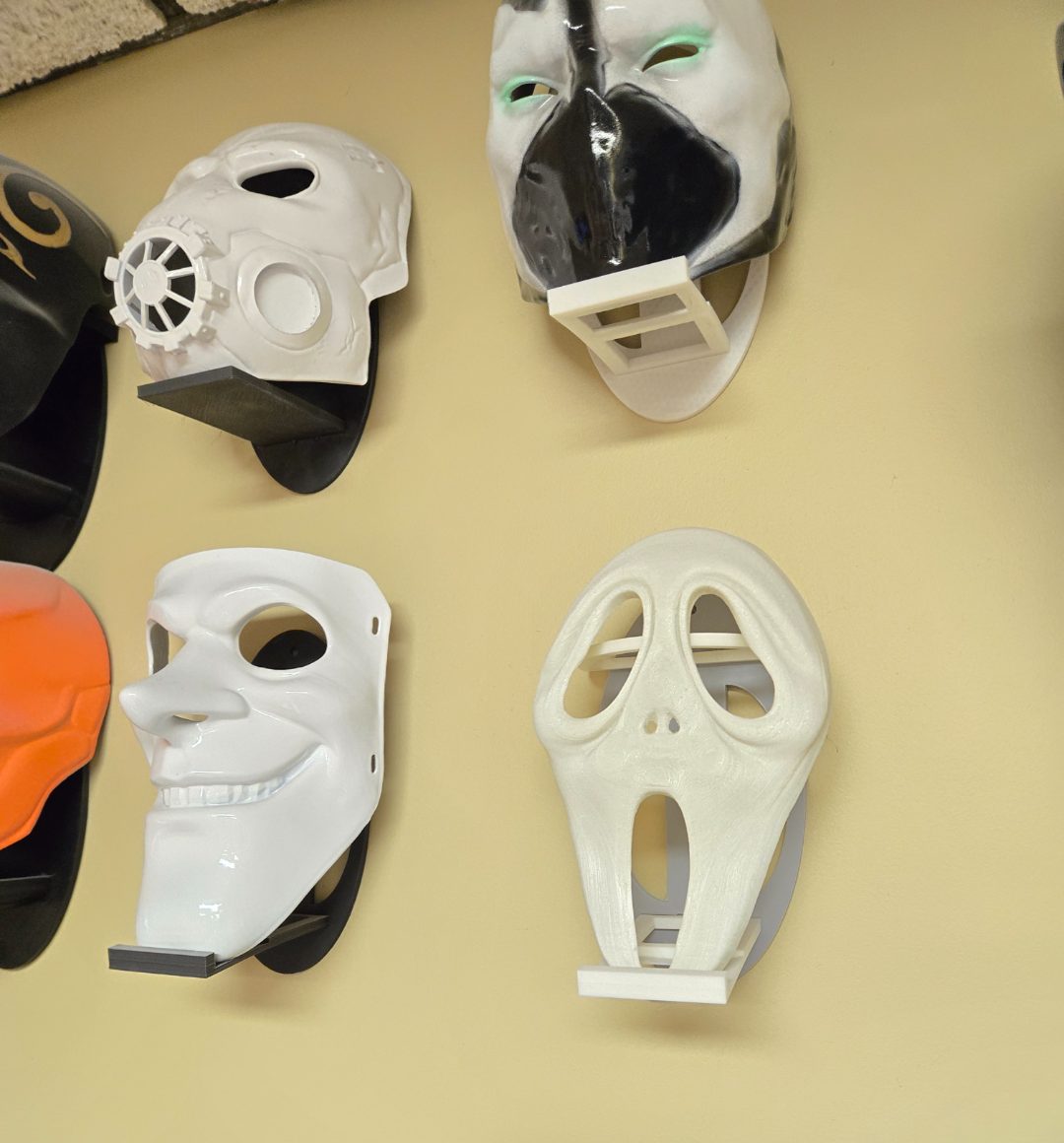 Mask wall mount — vue 1