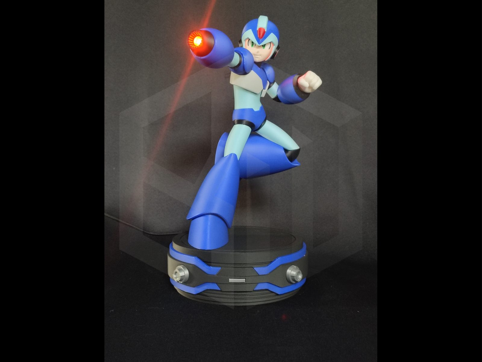 Mega Man X Statue with Lights — vue 1
