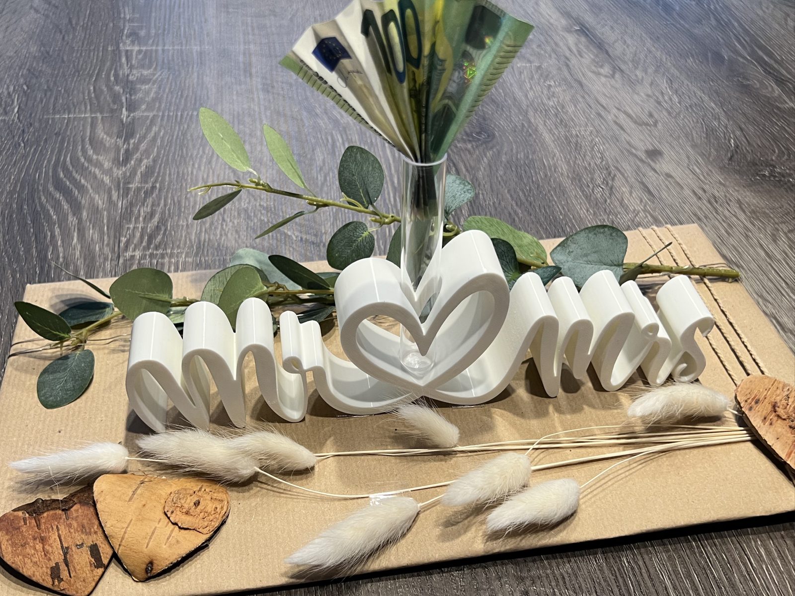 Mr & Mrs Wedding Sign with Heart — vue 1