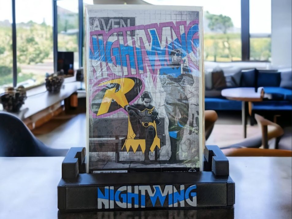 Nightwing Graded Comic Stand — vue 1