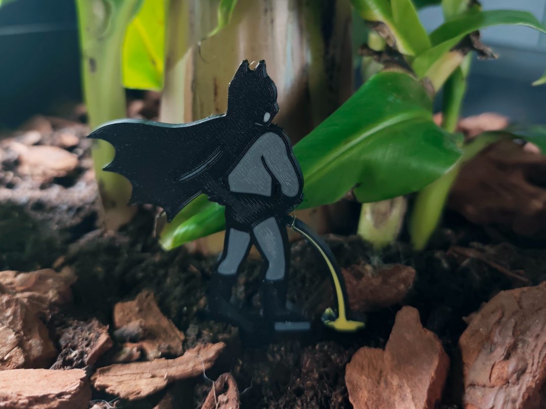 Peeing Batman Plant Stake — vue 1