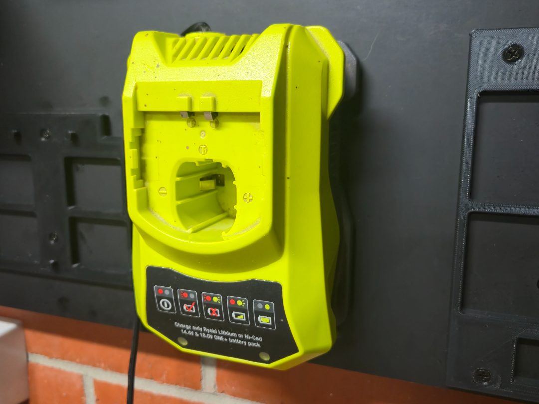 Ryobi Battery Charger Bracket — vue 1