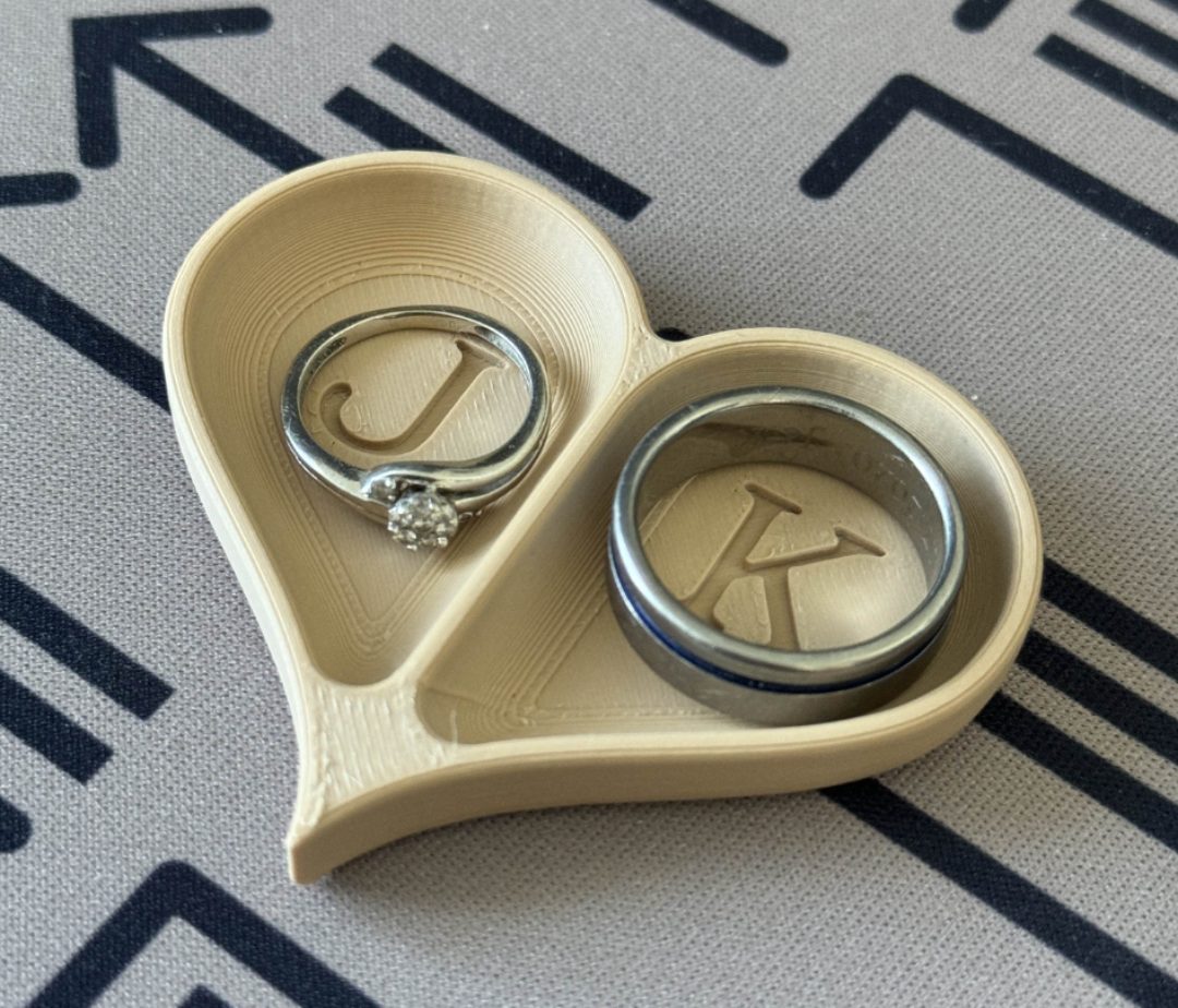 Simple Couples Ring Holder — vue 1
