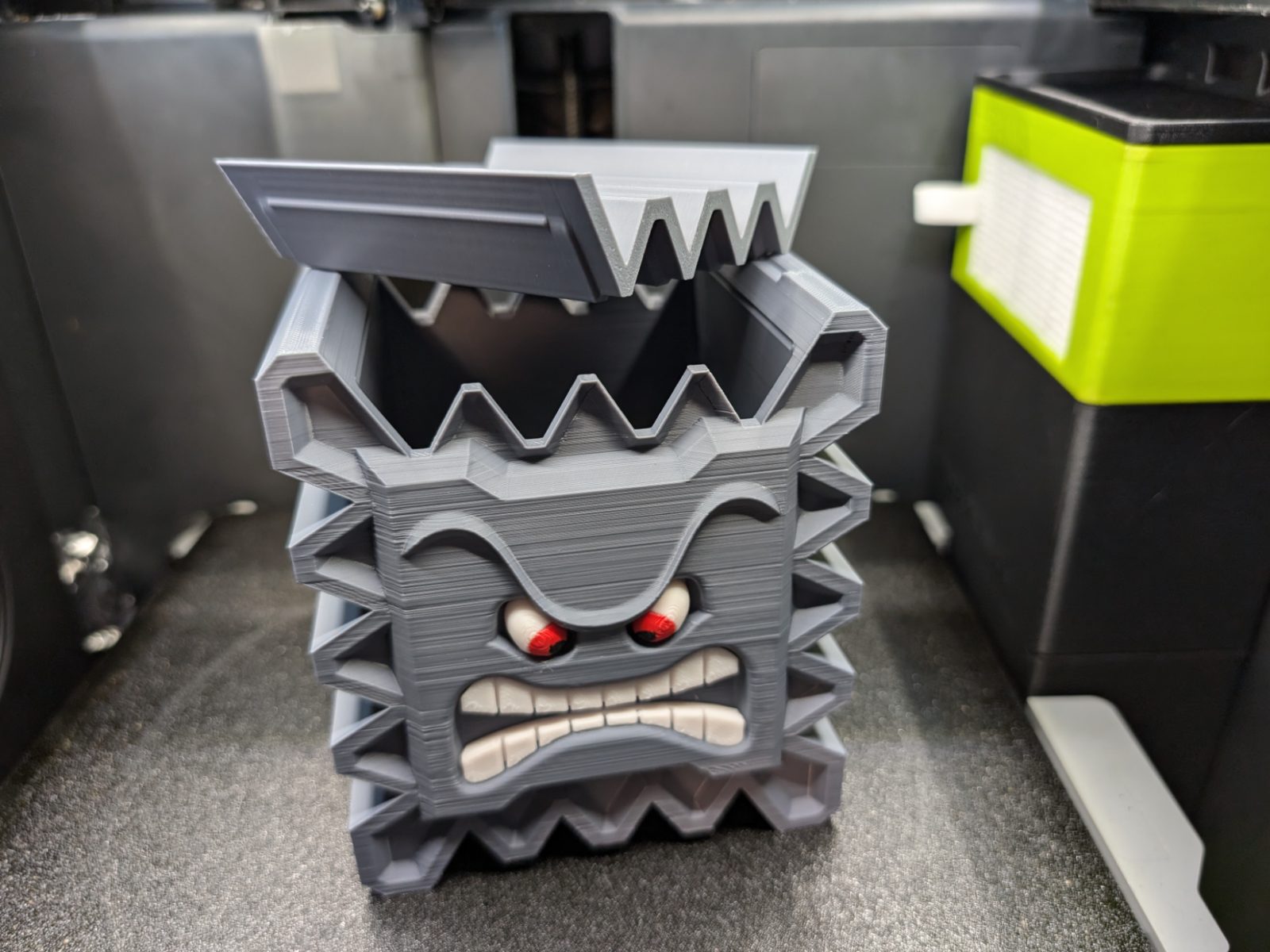 Super Mario Thwomp box snap-on lid — vue 1