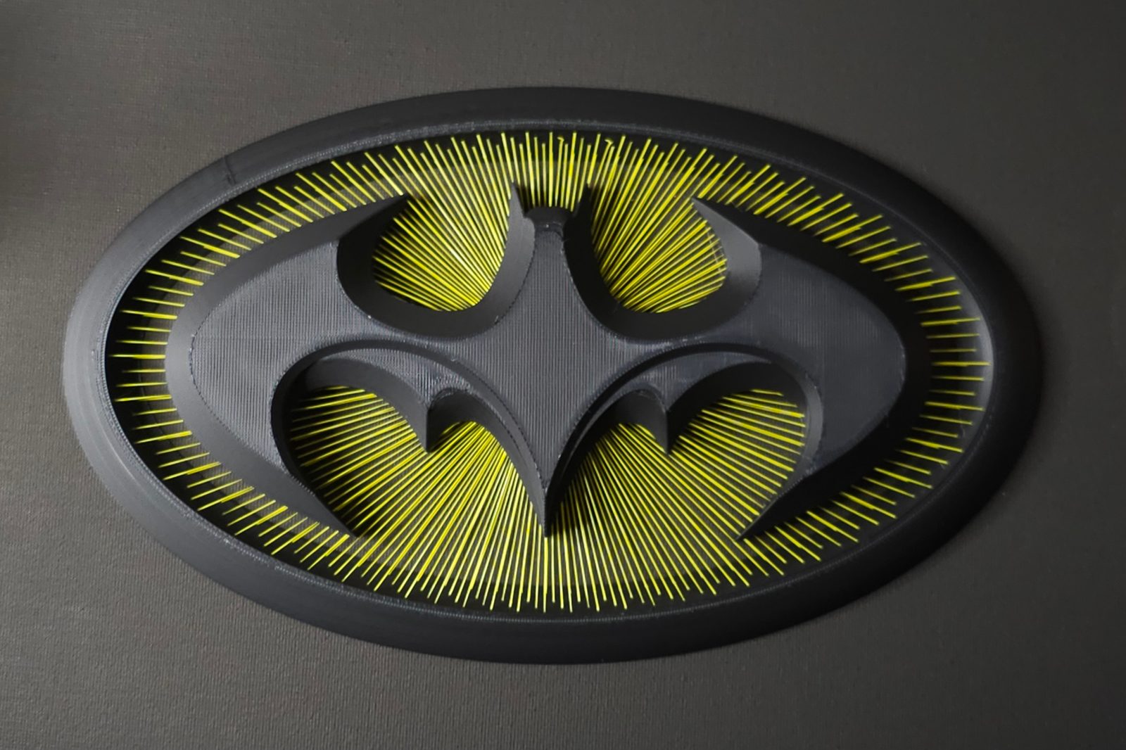 Suspended Batman Logo — vue 1