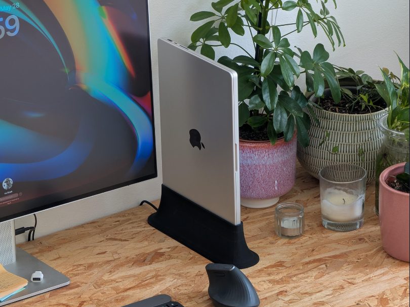 Vertical MacBook 14" dock — vue 1