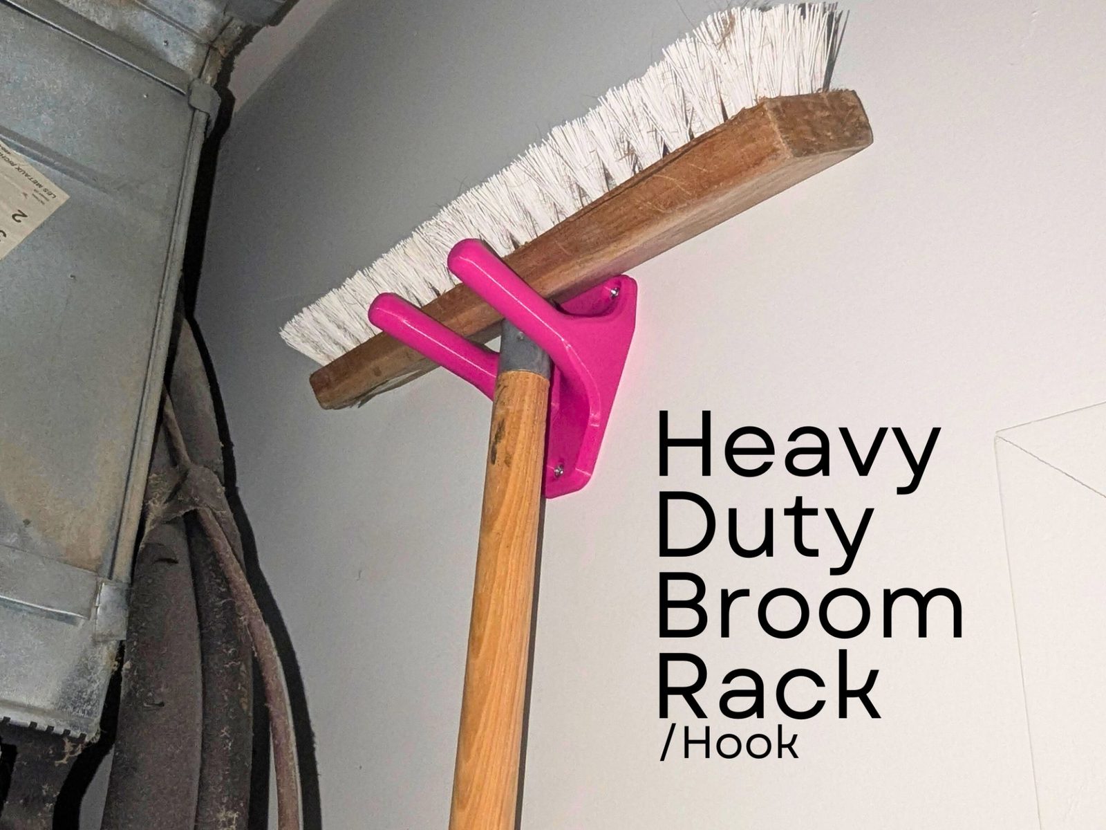 Wall-Mounted Broom/Tool Rack — vue 1
