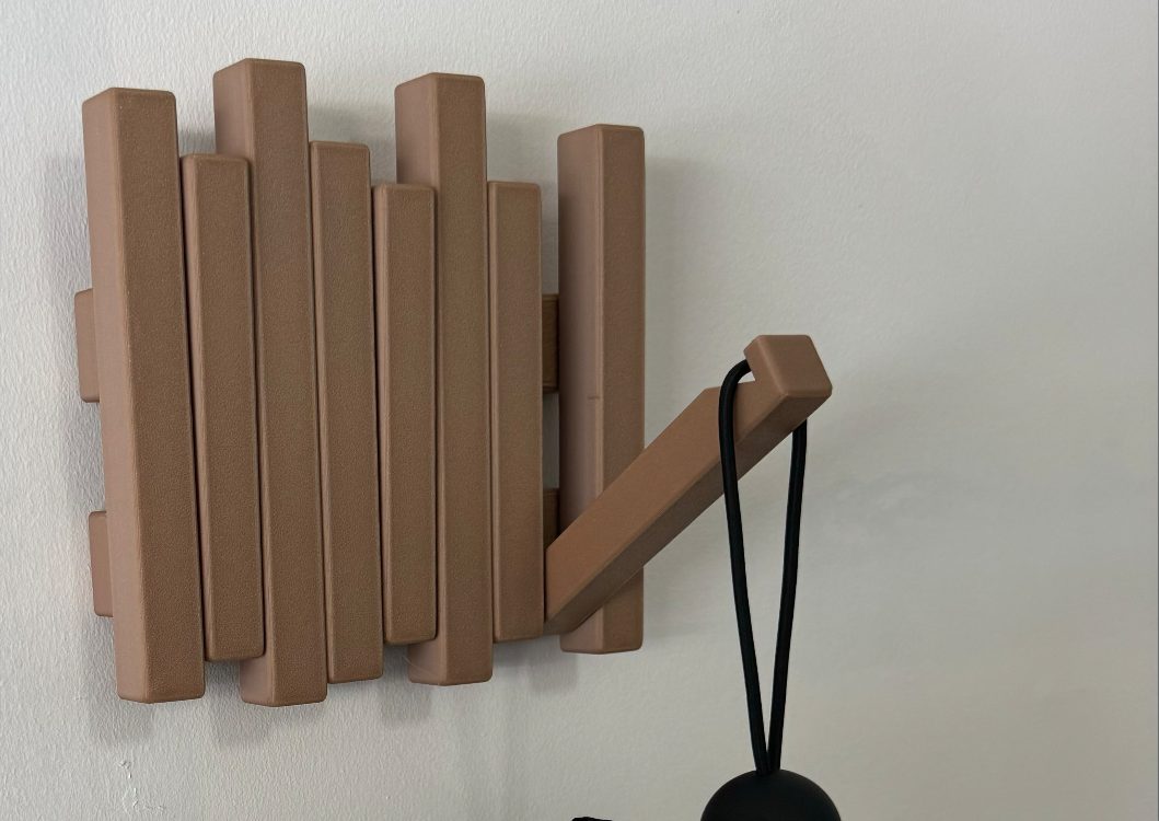Wall Mounted Flip-Down Hangers — vue 1