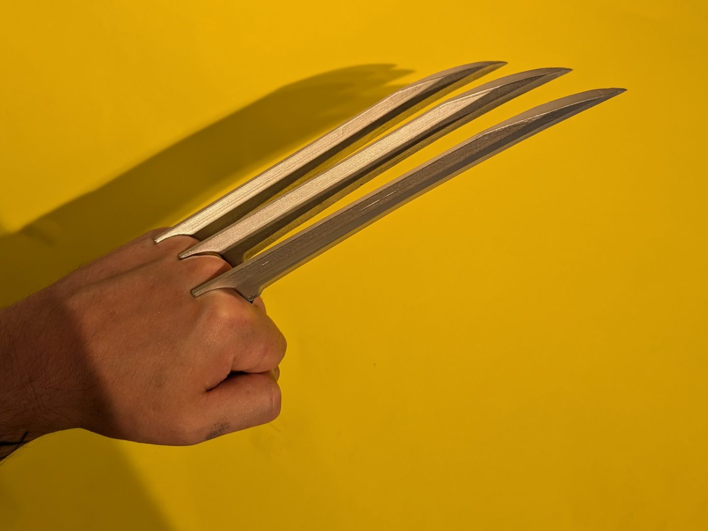 Wolverine Claws with custom fitment grip — vue 1