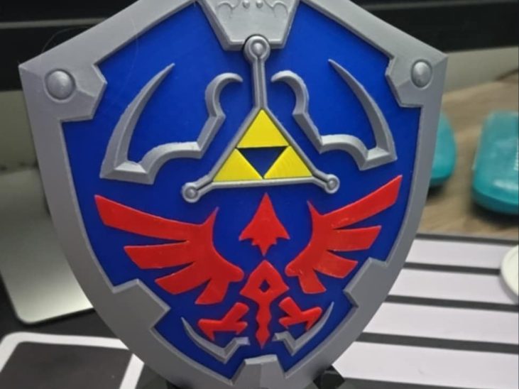 Zelda TP Hylian Shield w Display Stand — vue 1